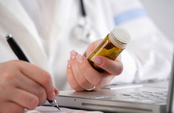 arts schrijft medicijnen voor prostatitis voor